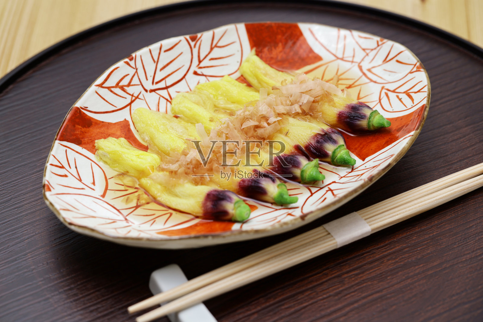 可食用的秋葵花浸泡在高汤中，撒上鲣鱼片，日本料理照片摄影图片