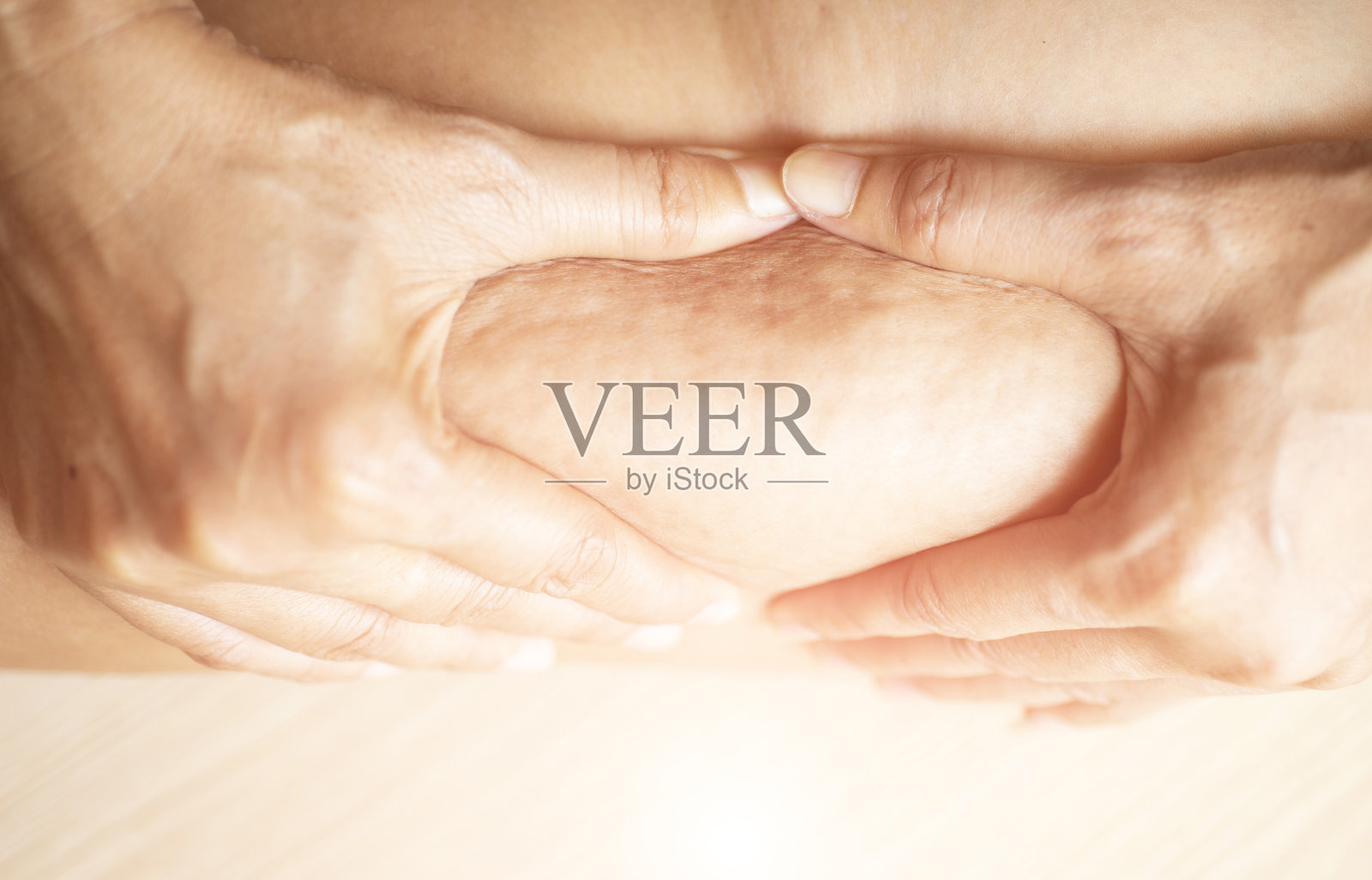 女人的皮肤下堆积着脂肪照片摄影图片