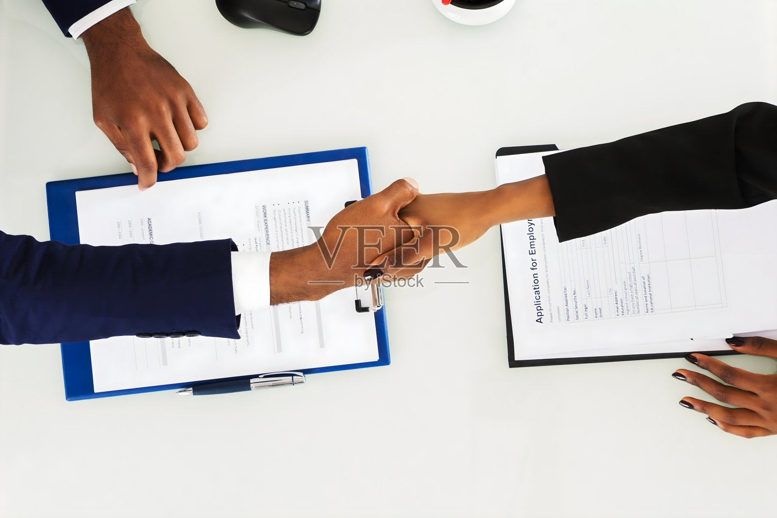 两个商人正在握手照片摄影图片