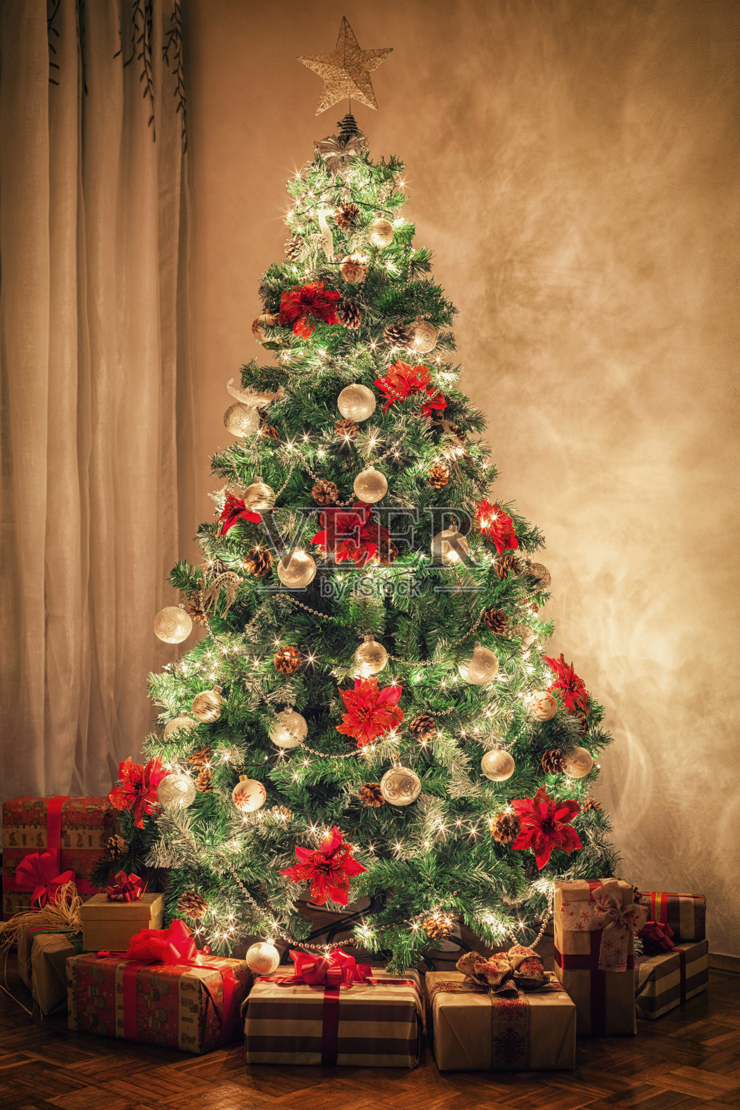 挂满礼物的圣诞树照片摄影图片
