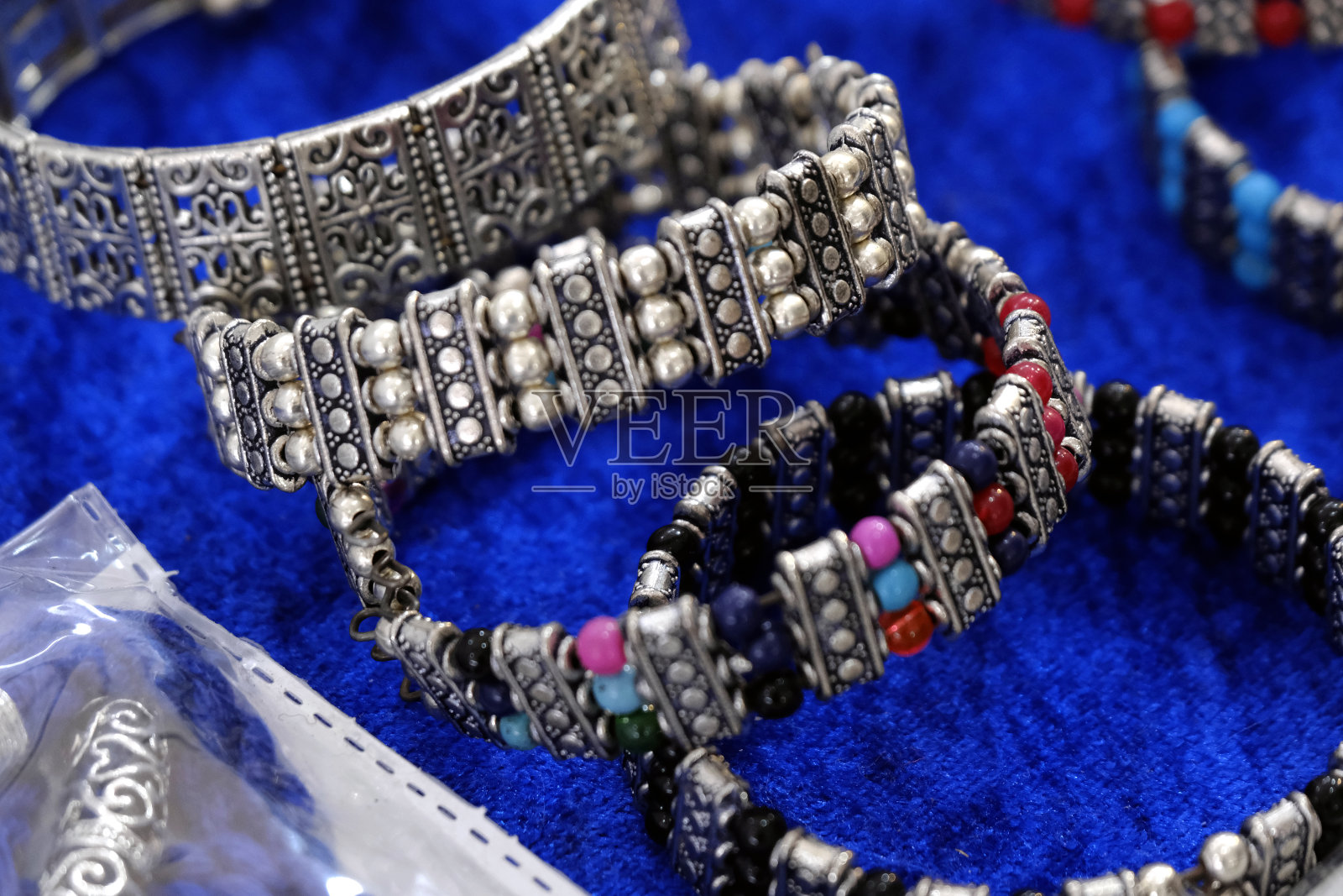 在印度浦那市场的当地商店里展示的印度手镯，这些手镯由金、银和钻石制成，是印度女性的美容配件。照片摄影图片