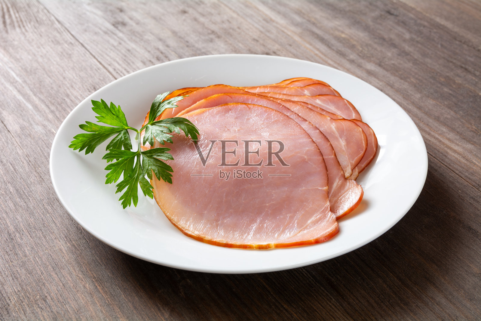 切成片的火腿放在盘子里照片摄影图片