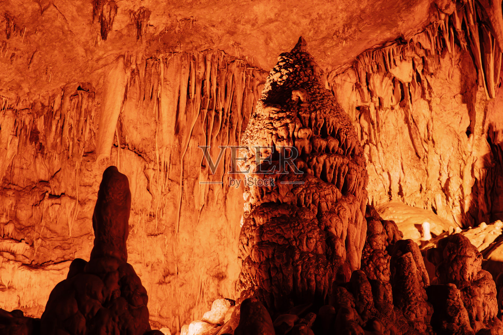 土耳其有钟乳石和石笋的洞穴照片摄影图片