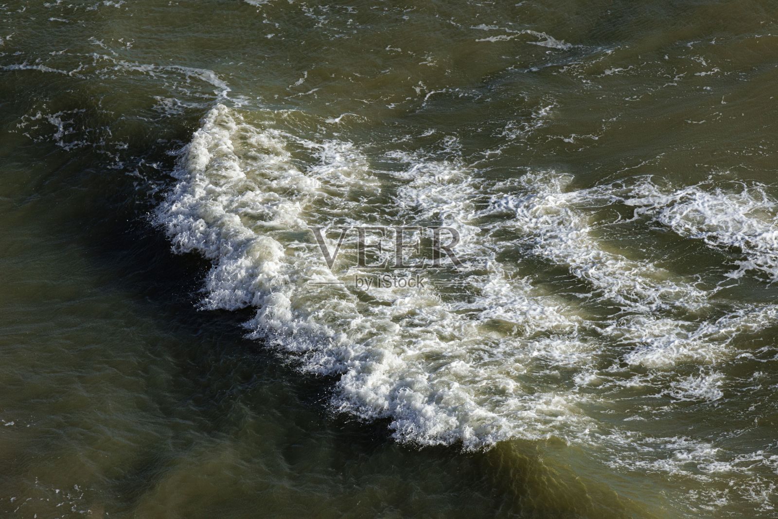 海岸线的风景，岩石部分淹没在水和泡沫中照片摄影图片