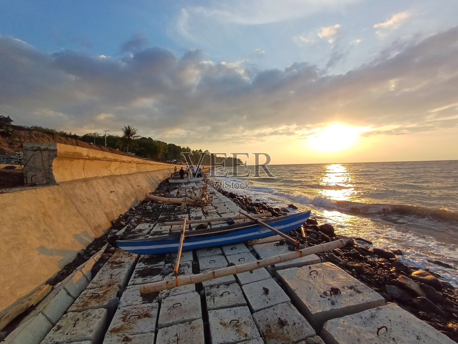 渔船上的浪障伴着美丽的夕阳照片摄影图片