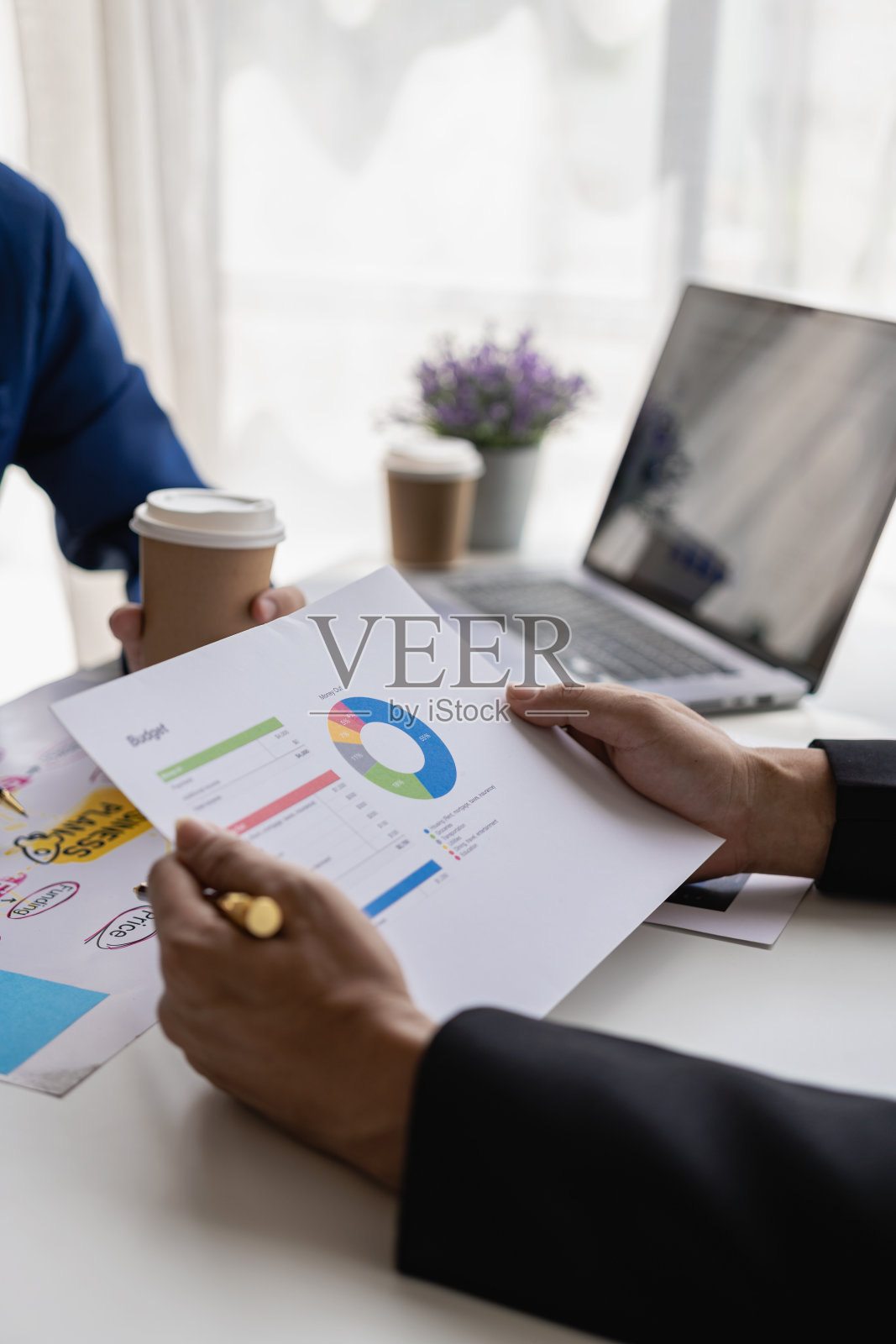 企业财务分析师在公司会议上讨论投资项目规划时的纵向形象，表现出团队合作的成功。特写照片照片摄影图片