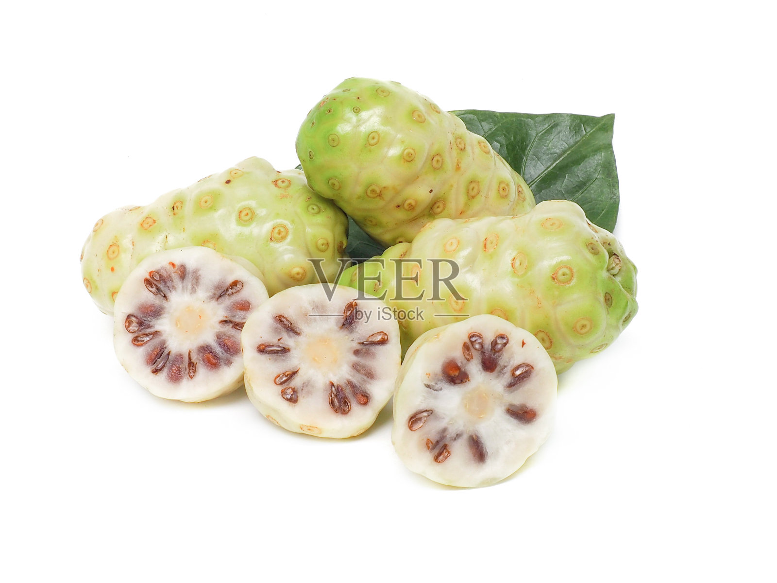 新鲜的诺丽放在白色的背景上。照片摄影图片