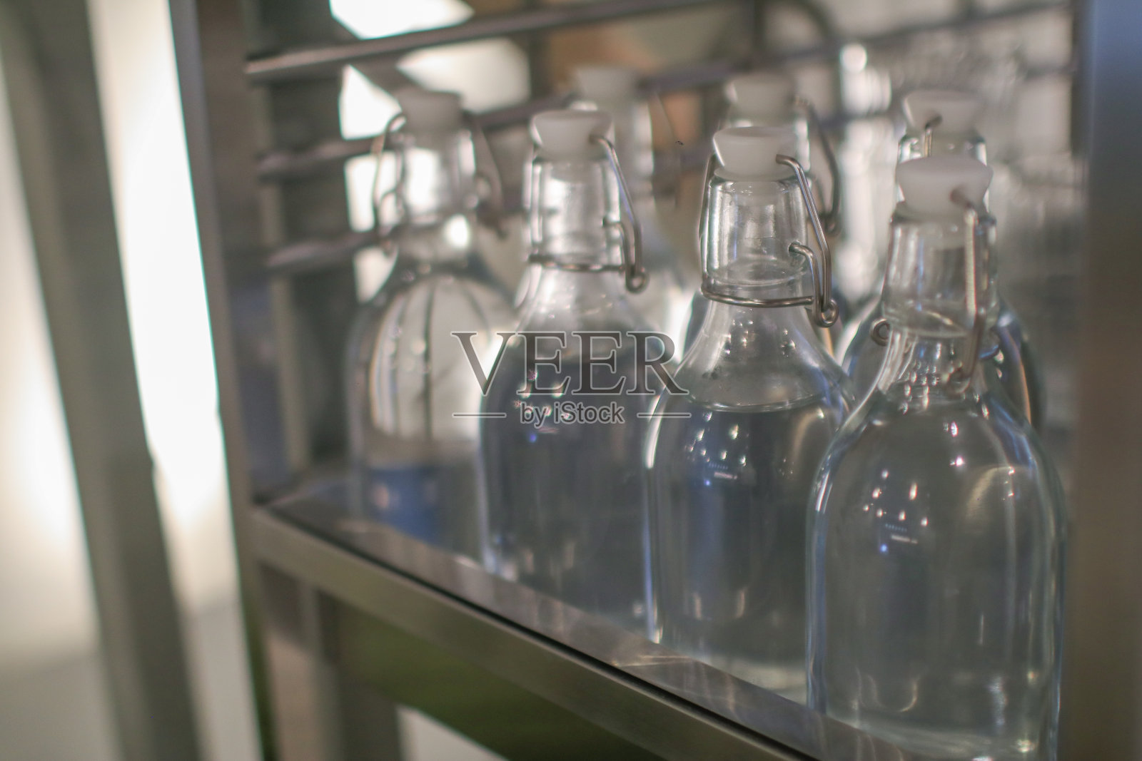 咖啡厅自助用的新鲜水瓶。装修风格极简。为您的设计提供复制空间。照片摄影图片