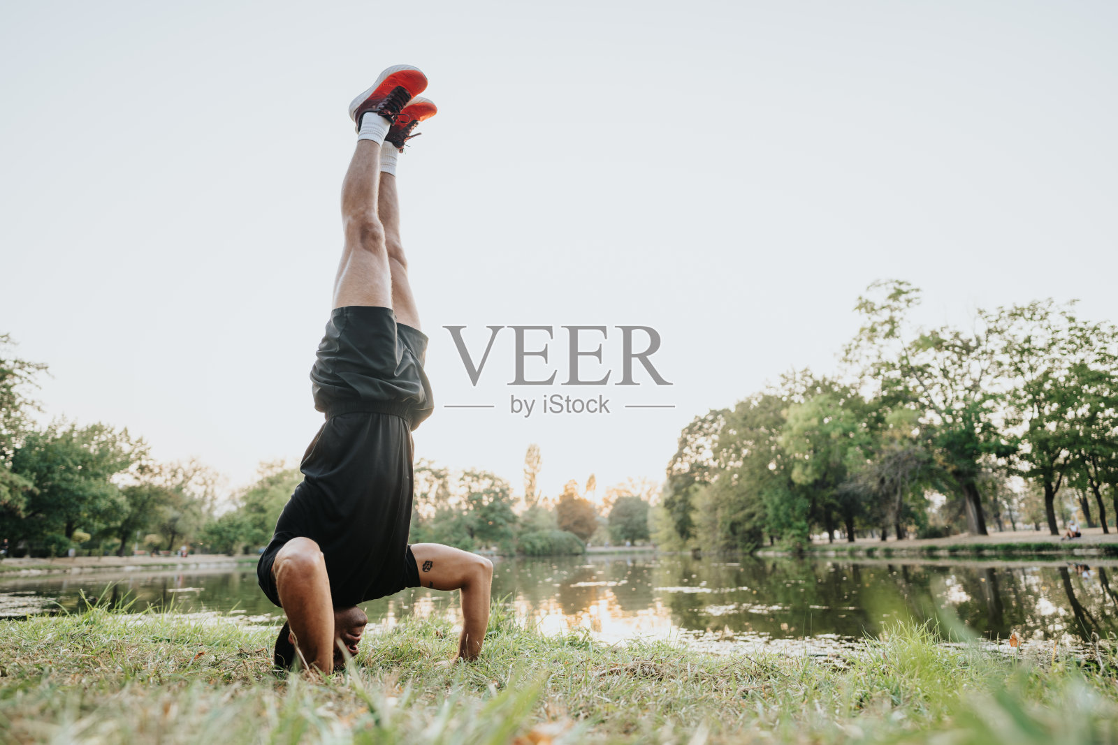 男性运动员的头部和手臂站立的全身照片。照片摄影图片