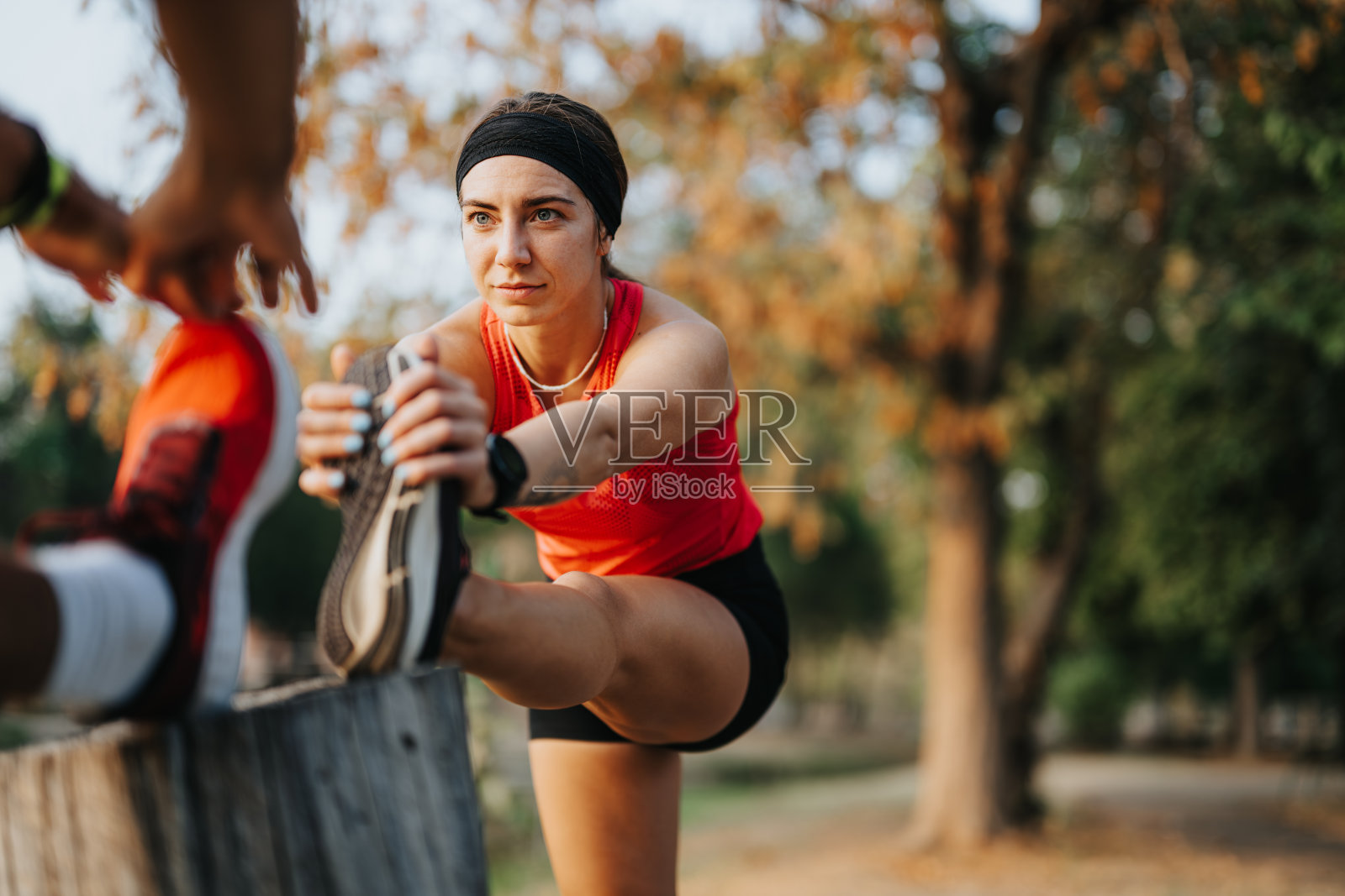 朋友们在自然环境中与体育教练一起户外锻炼照片摄影图片