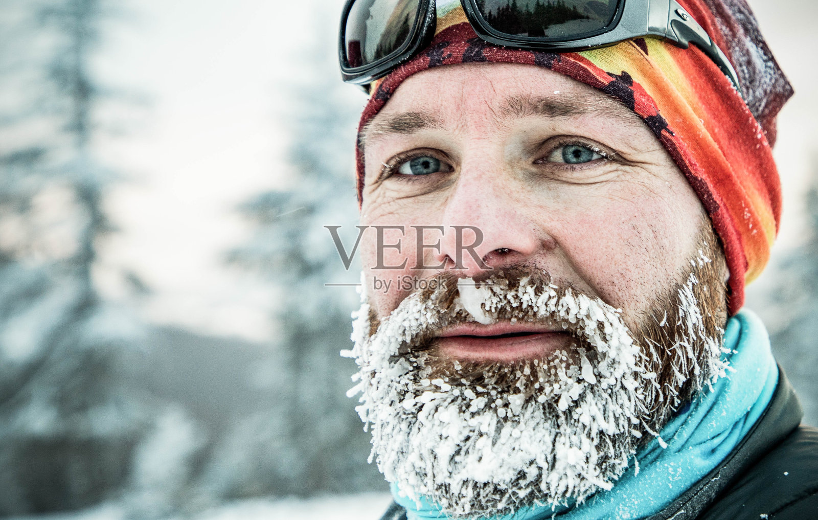在冬季景观中，蓄着冰冻胡须的越野跑者在训练照片摄影图片