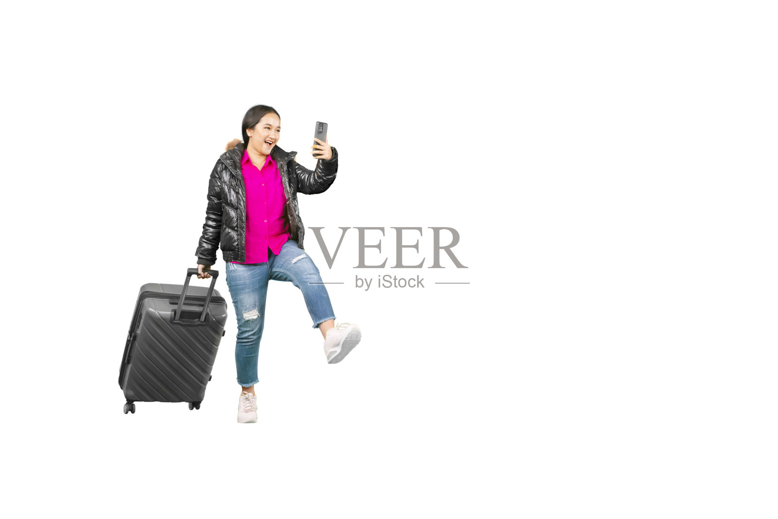 一个快乐的亚洲女人的全身尺寸，一边拿着行李箱一边自拍照片摄影图片