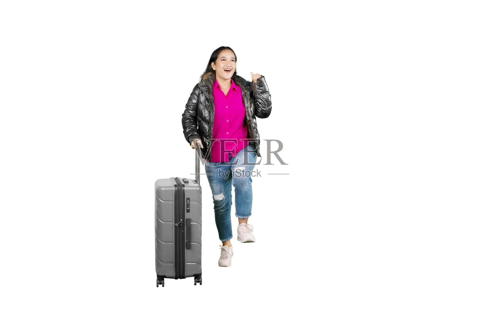 一个快乐的亚洲女人带着行李箱走路的全身尺寸照片摄影图片