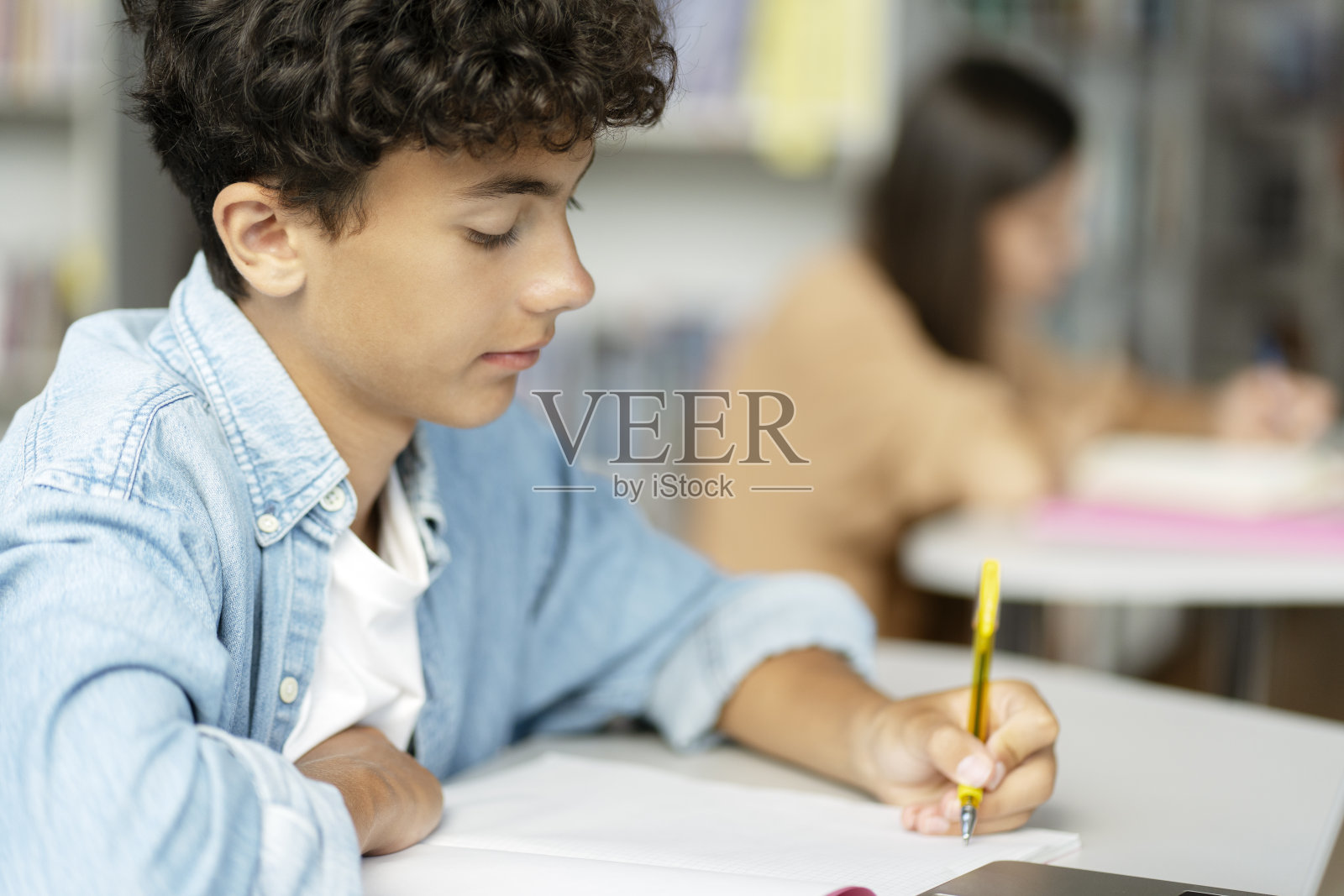 沉思的少年记笔记，学习语言，准备考试。回到学校，接受教育照片摄影图片