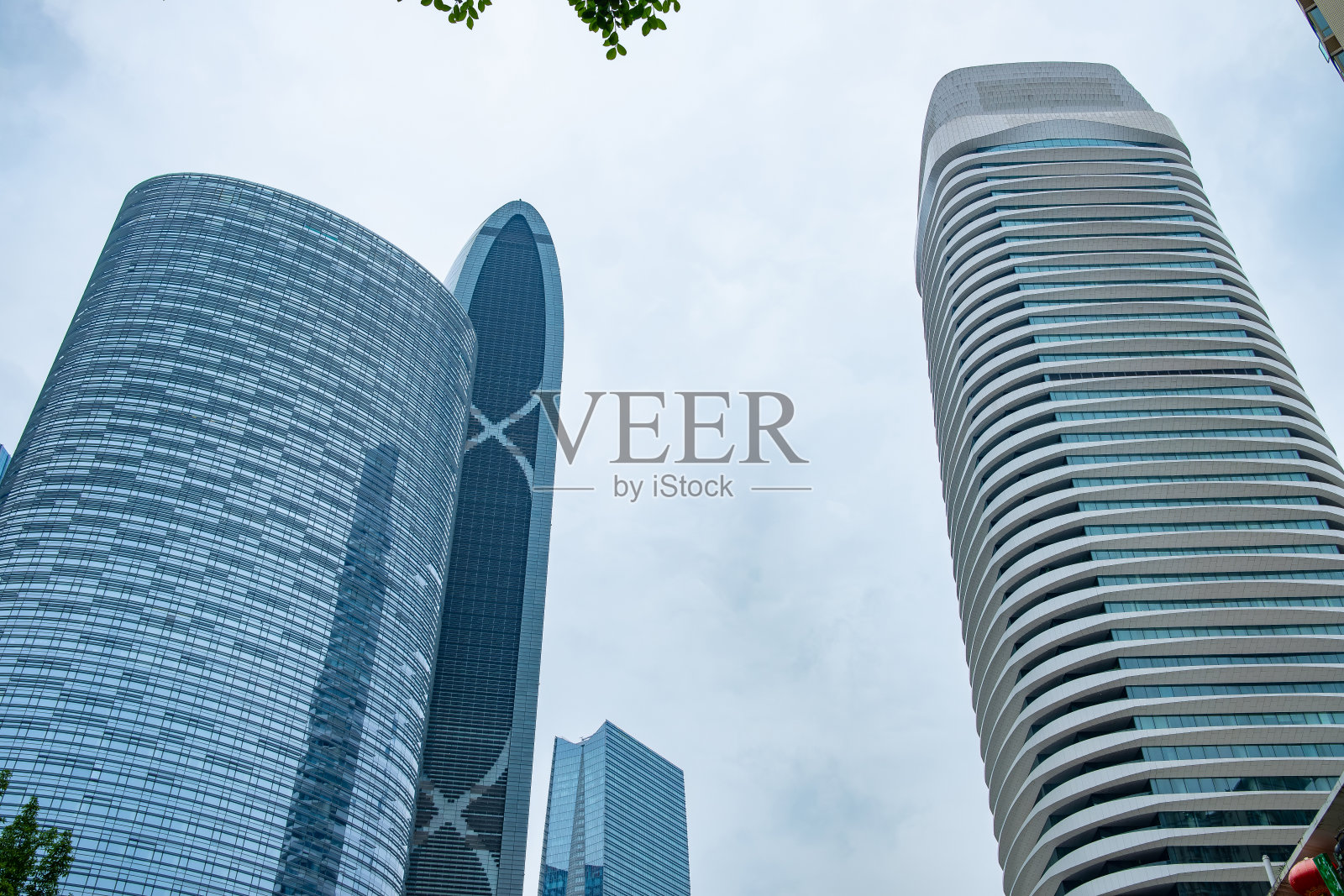 商业建筑在阴天水平构图照片摄影图片