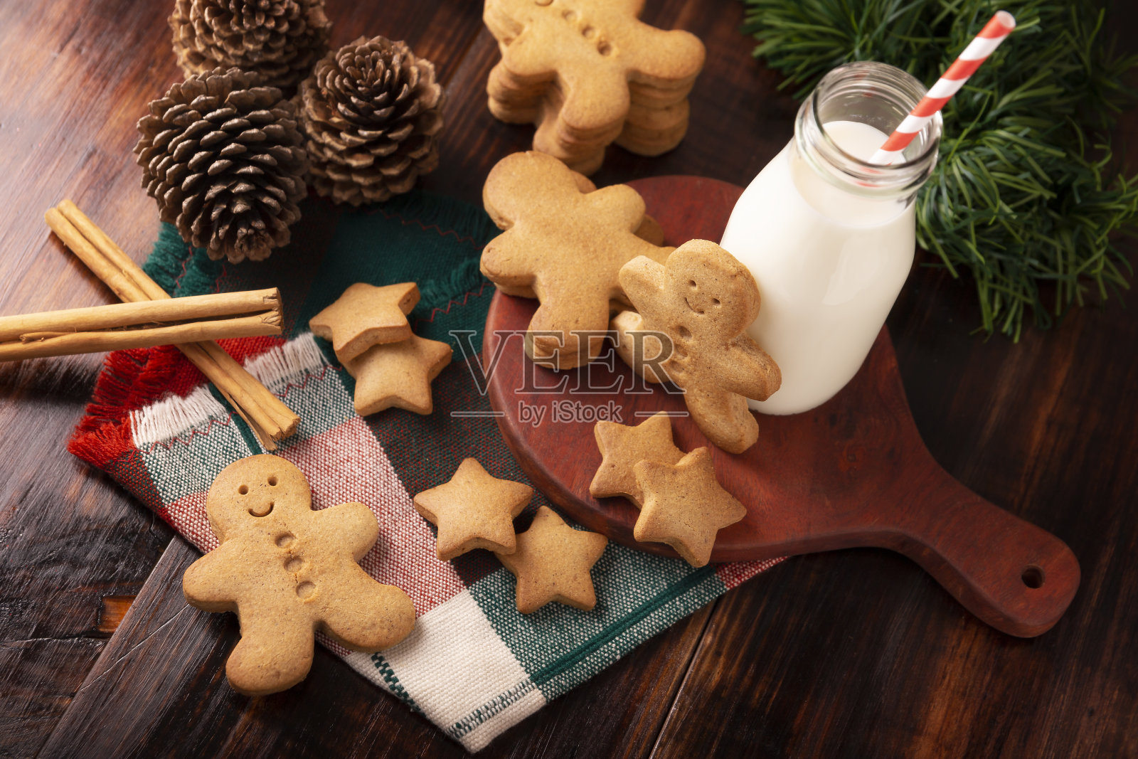 自制圣诞饼干姜饼人照片摄影图片