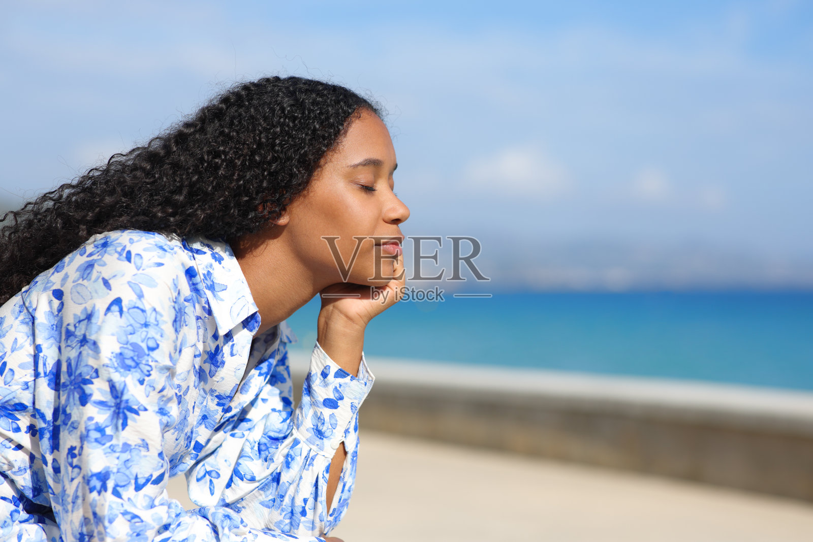 黑人妇女在海滩上放松心灵照片摄影图片