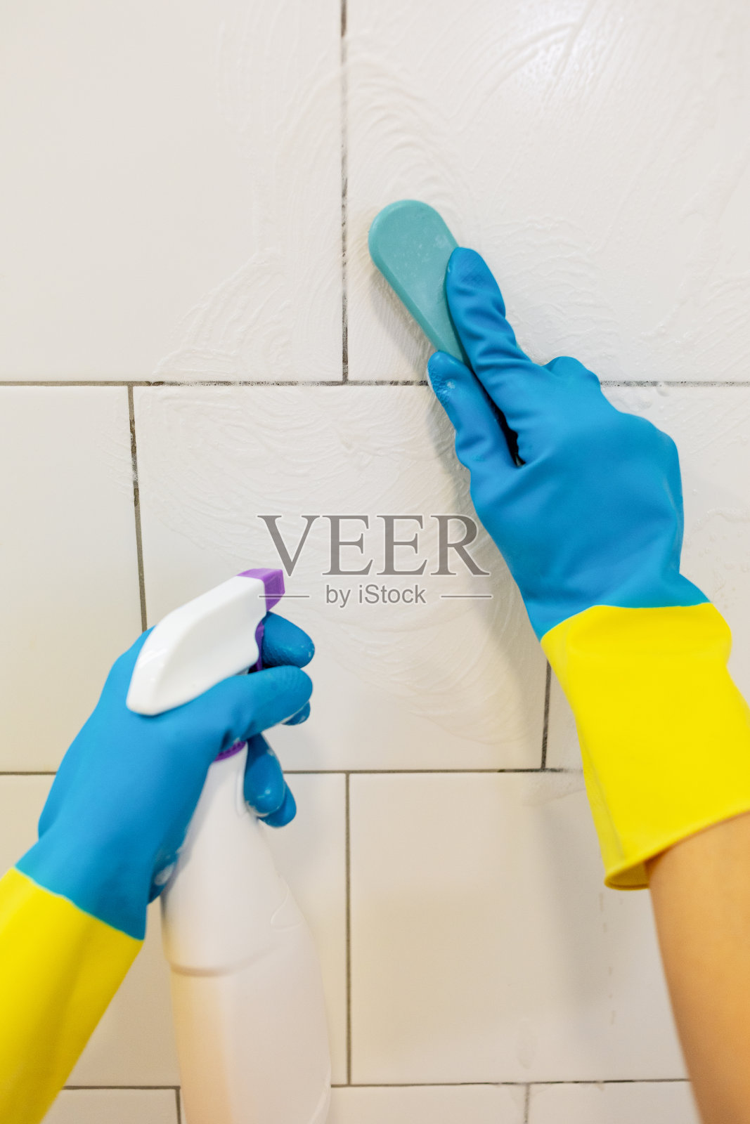 打扫浴室的女人照片摄影图片