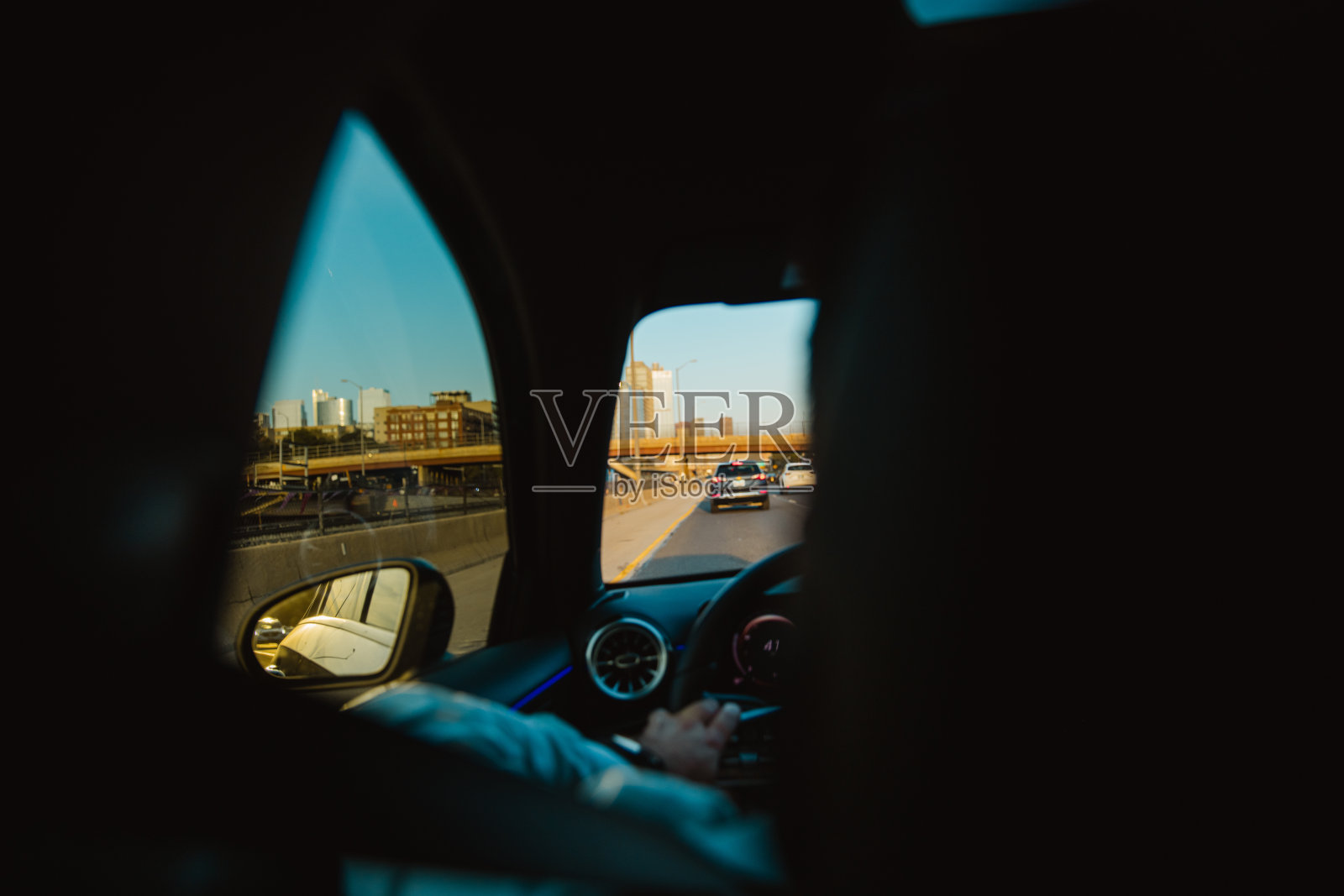 一个快乐和美丽的年轻女孩正在旅行与朋友通过芝加哥在一辆车照片摄影图片