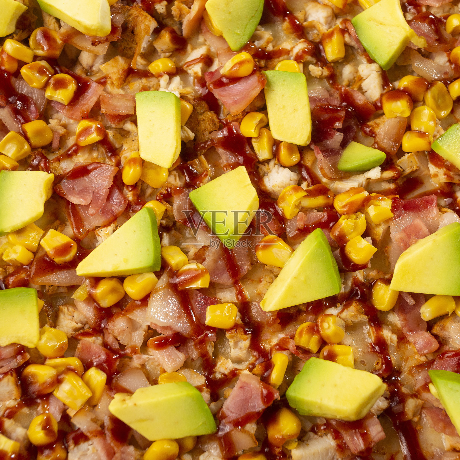 炭鸡披萨配烧烤酱-培根，玉米，鳄梨和那不勒斯酱照片摄影图片