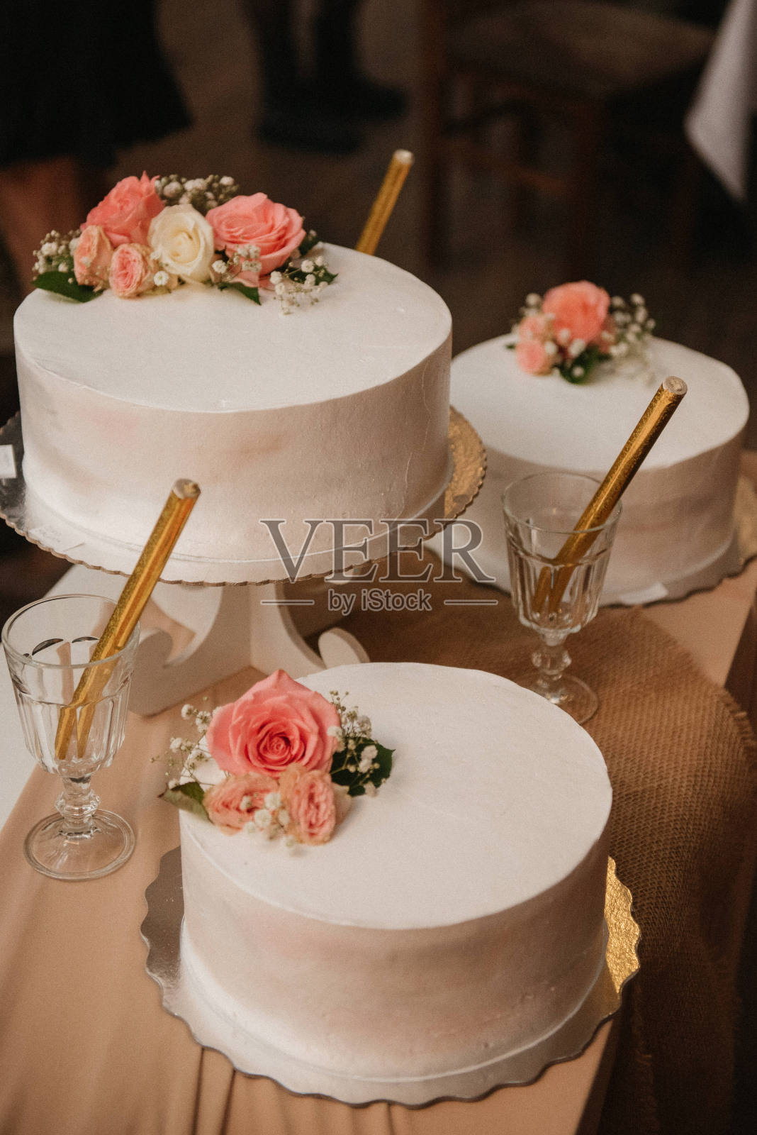 甜蜜的表。适合各种场合的美味蛋糕。生日蛋糕和装饰水果。照片摄影图片