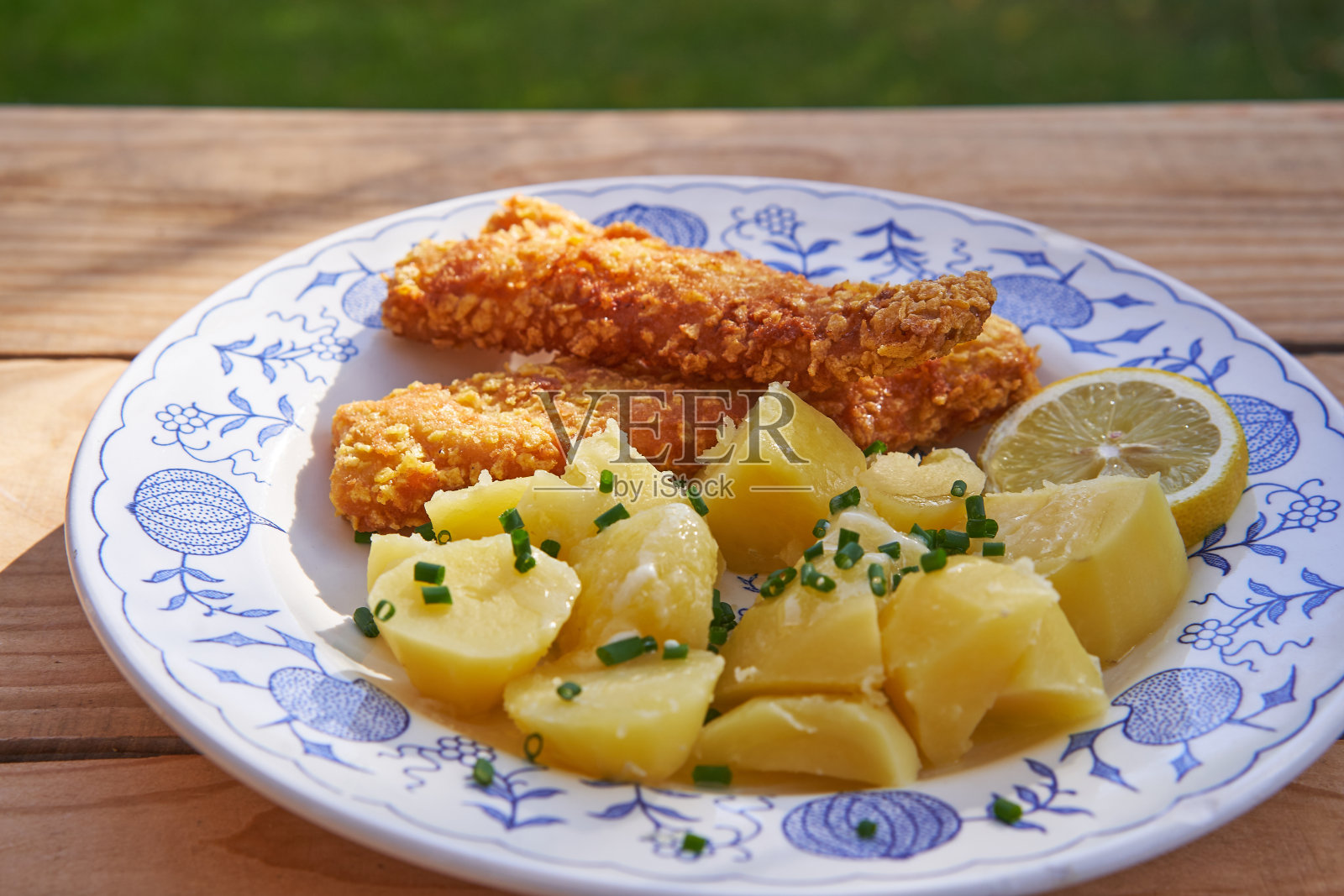 炸鳕鱼片配煮土豆。照片摄影图片