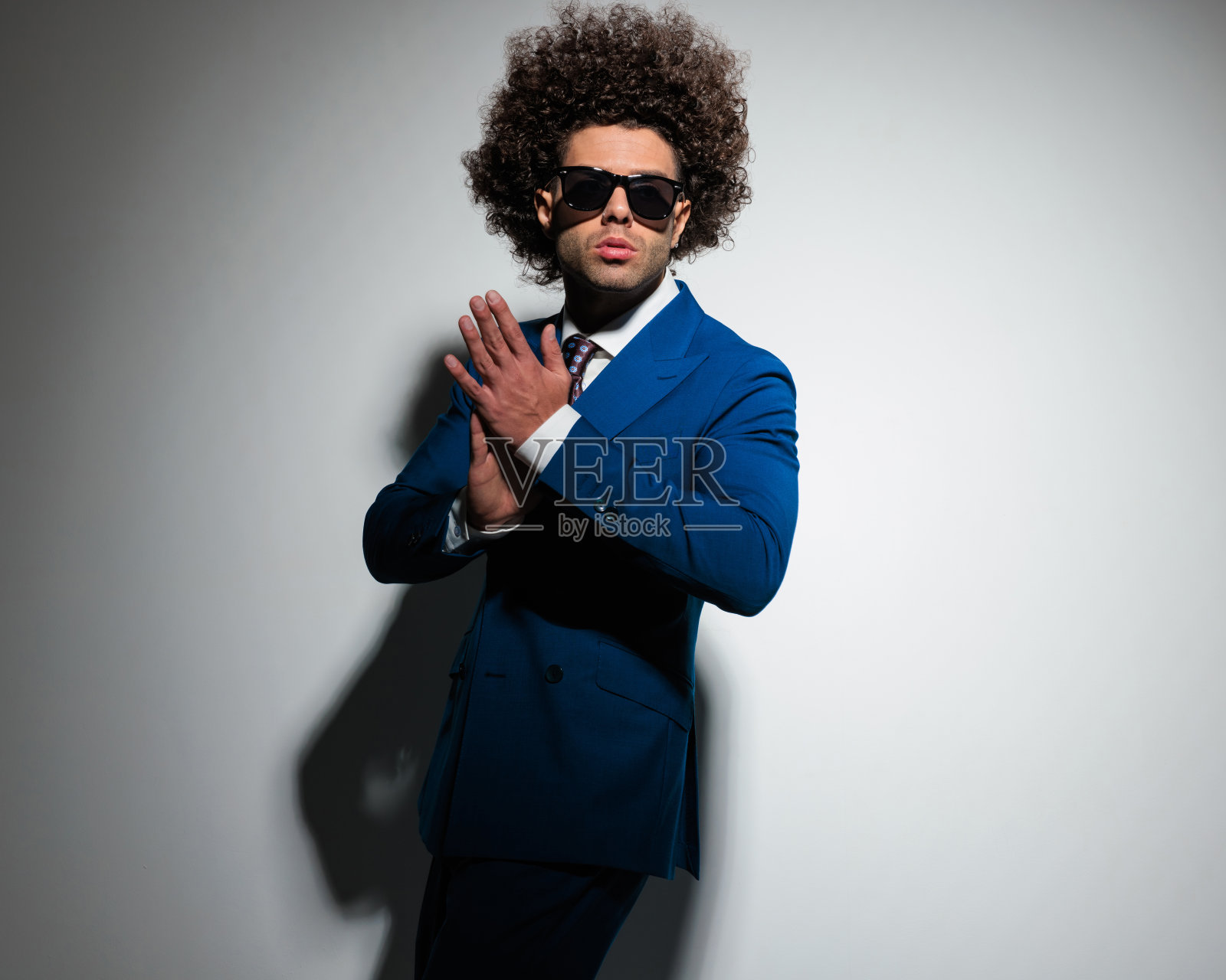 优雅的商人，长卷发，揉着手掌照片摄影图片