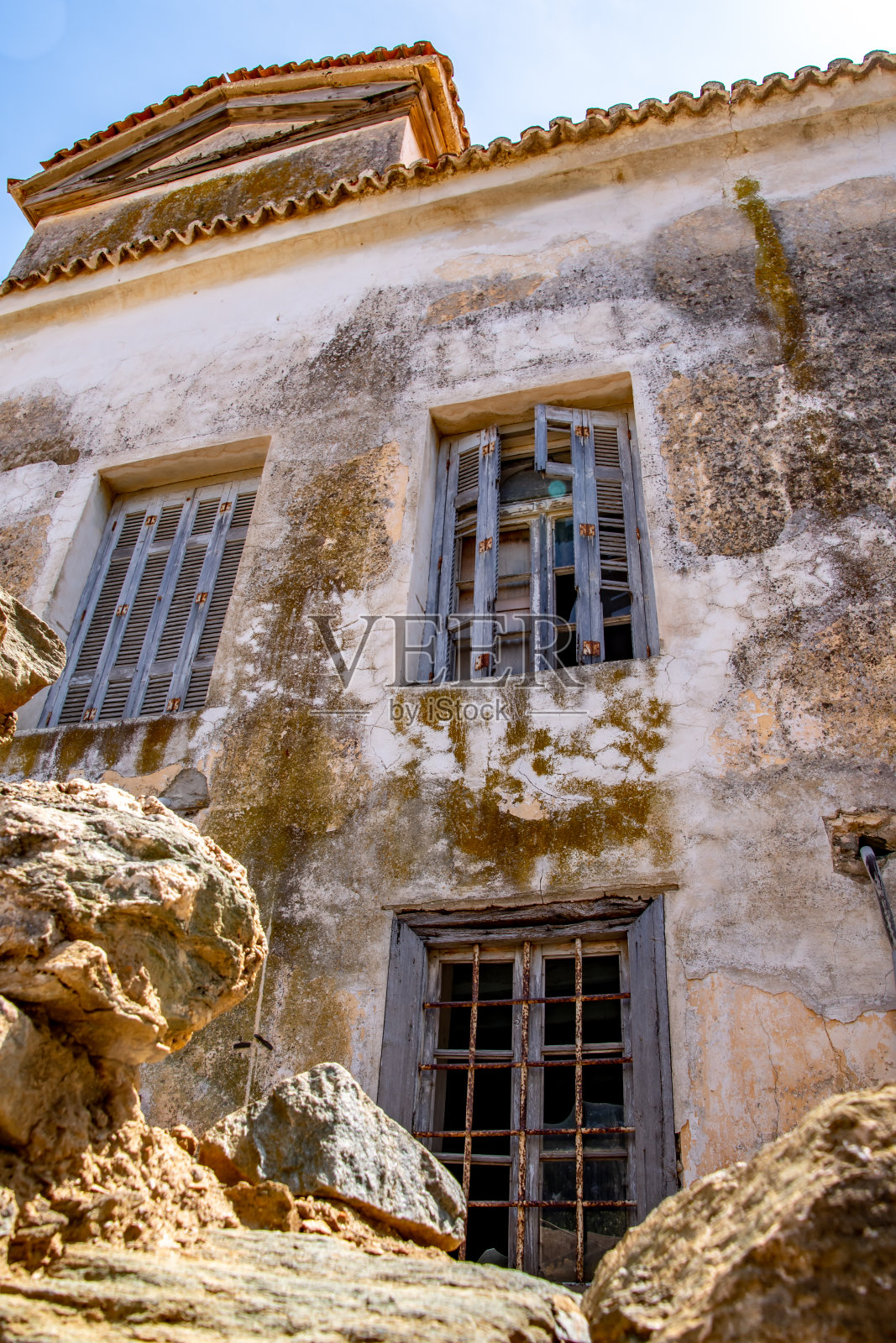 古老地中海村庄的蓝色百叶窗和门被时间磨损了。蒂诺斯,希腊照片摄影图片