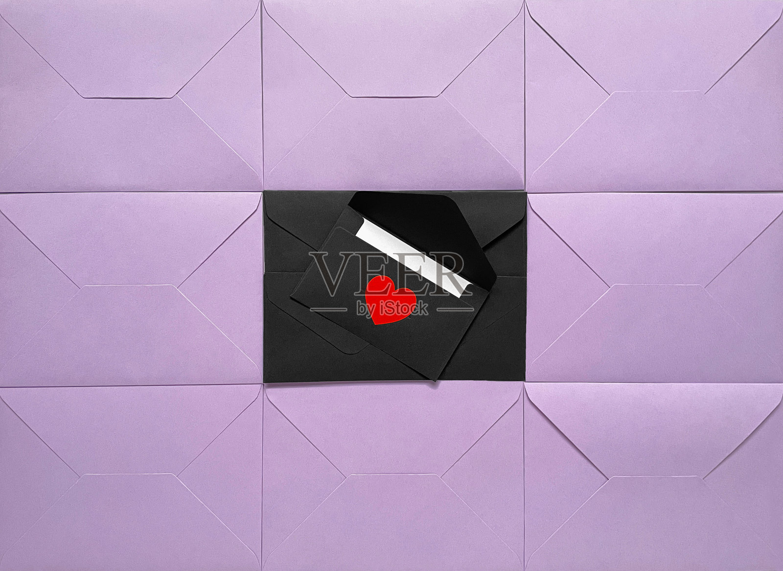 黑色信封上有红心照片摄影图片