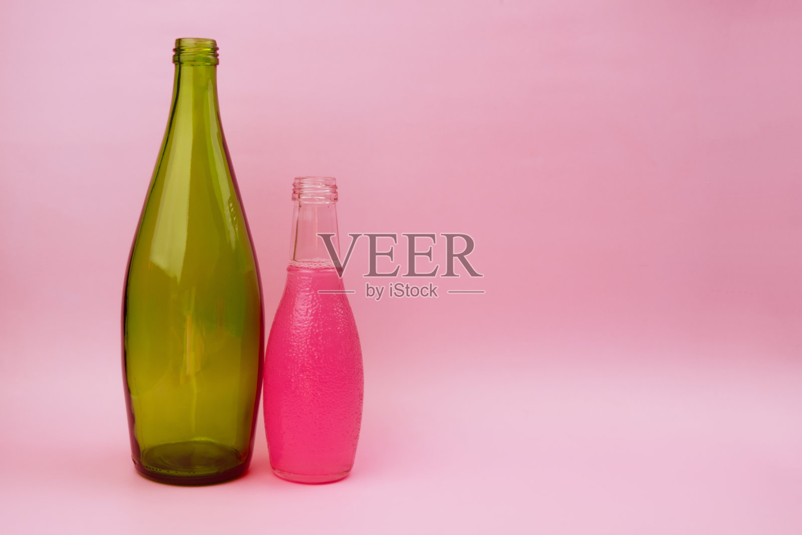 彩色玻璃瓶，不寻常的背景照片摄影图片