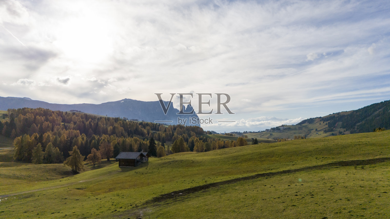 意大利白云石山脉的塞瑟火山全景图。照片摄影图片