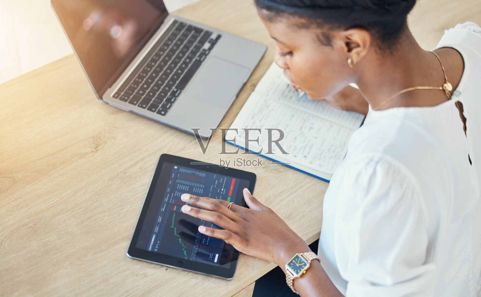 平板电脑、加密货币和黑人女性在办公室交易、财务分析或为投资规划写书。技术，股票市场或商业专业人士键入图表，图形或统计照片摄影图片