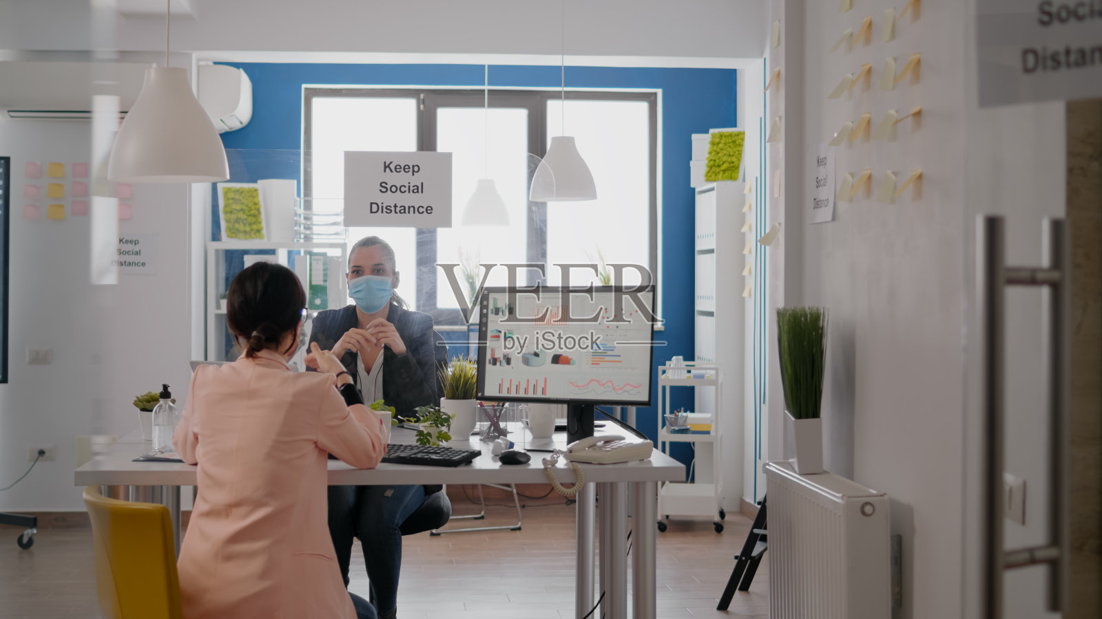 参加商务会议的同事戴上防护口罩照片摄影图片