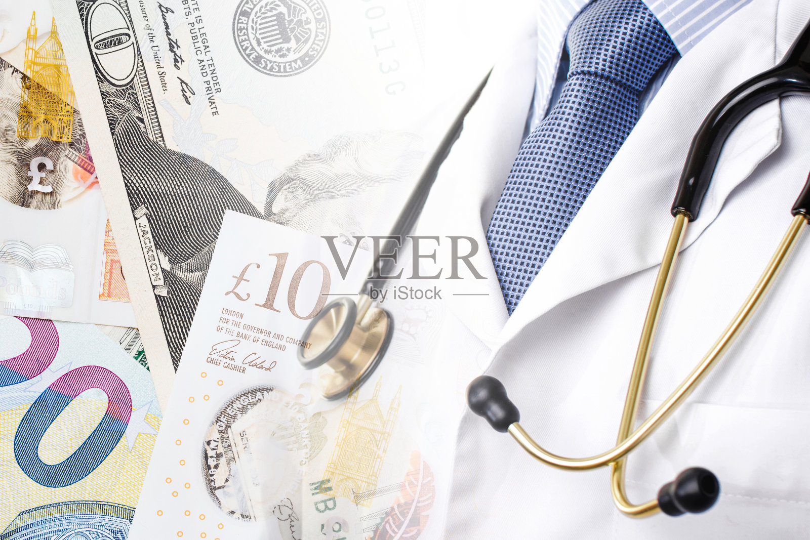 脖子上戴着听诊器的心脏病医生。医疗服务背景价格。昂贵的医院账单。照片摄影图片