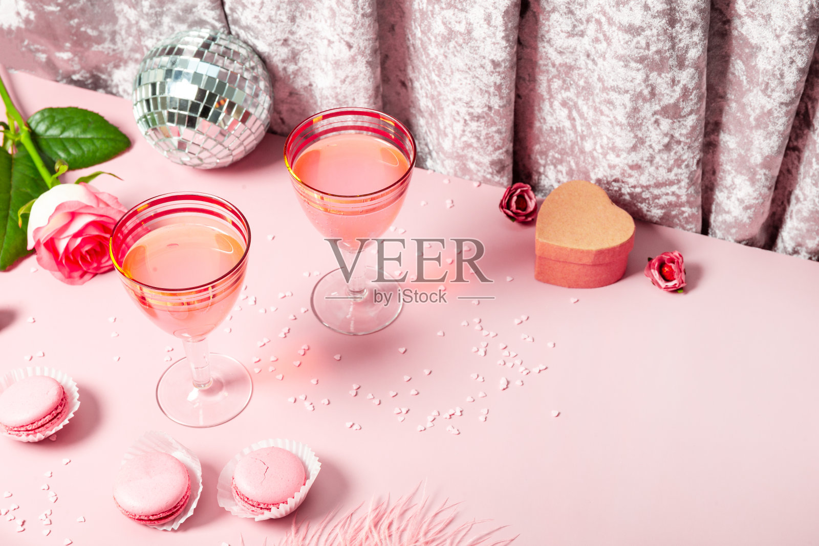 在节日的粉红色气氛中，两款复古的粉红色鸡尾酒眼镜，情人节的概念文字复制空间照片摄影图片