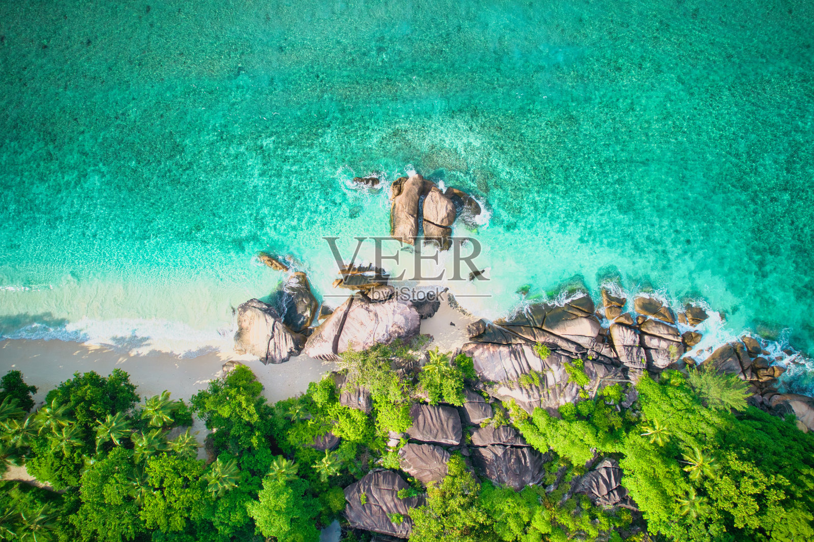 贝拉扎尔海滩的鸟瞰无人机，巨大的花岗岩石头，白色的沙滩，绿松石的水，椰子树，阳光明媚的日子，马埃塞舌尔8照片摄影图片