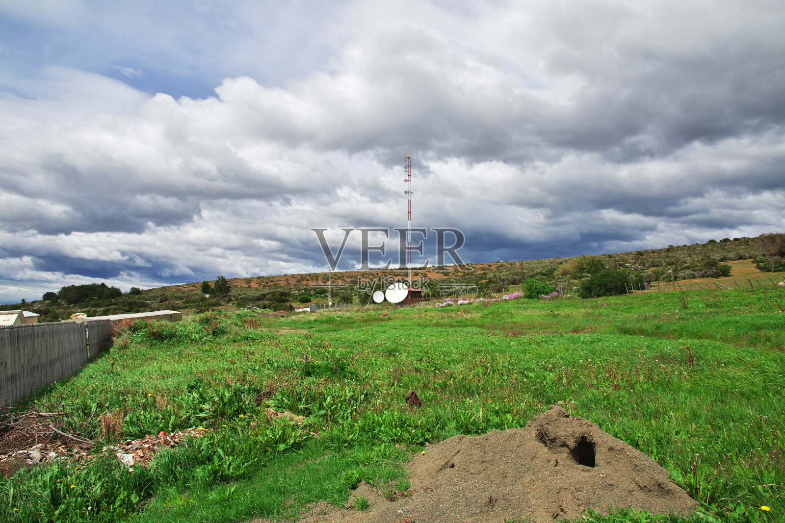 智利巴塔哥尼亚村的手机信号塔照片摄影图片