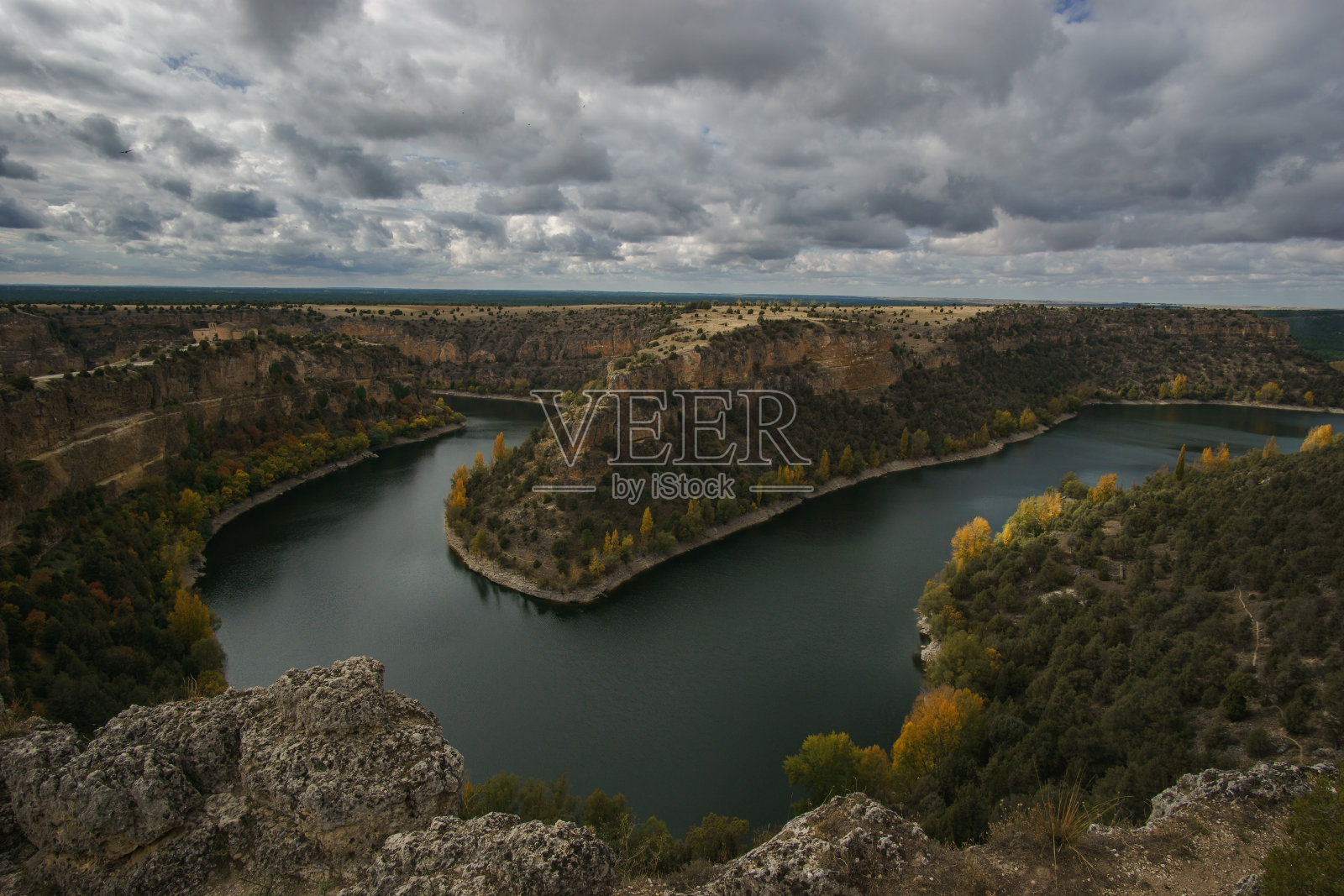 西班牙塞戈维亚塞普尔韦达附近的Hoces del Duraton自然公园，秋天的里约热内卢Duraton河湾照片摄影图片
