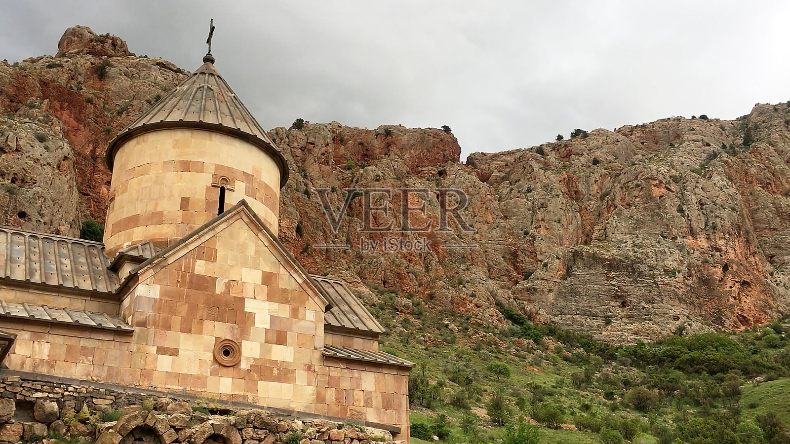 Noravank修道院的Surb Karapet教堂与山景的正面视图。照片摄影图片