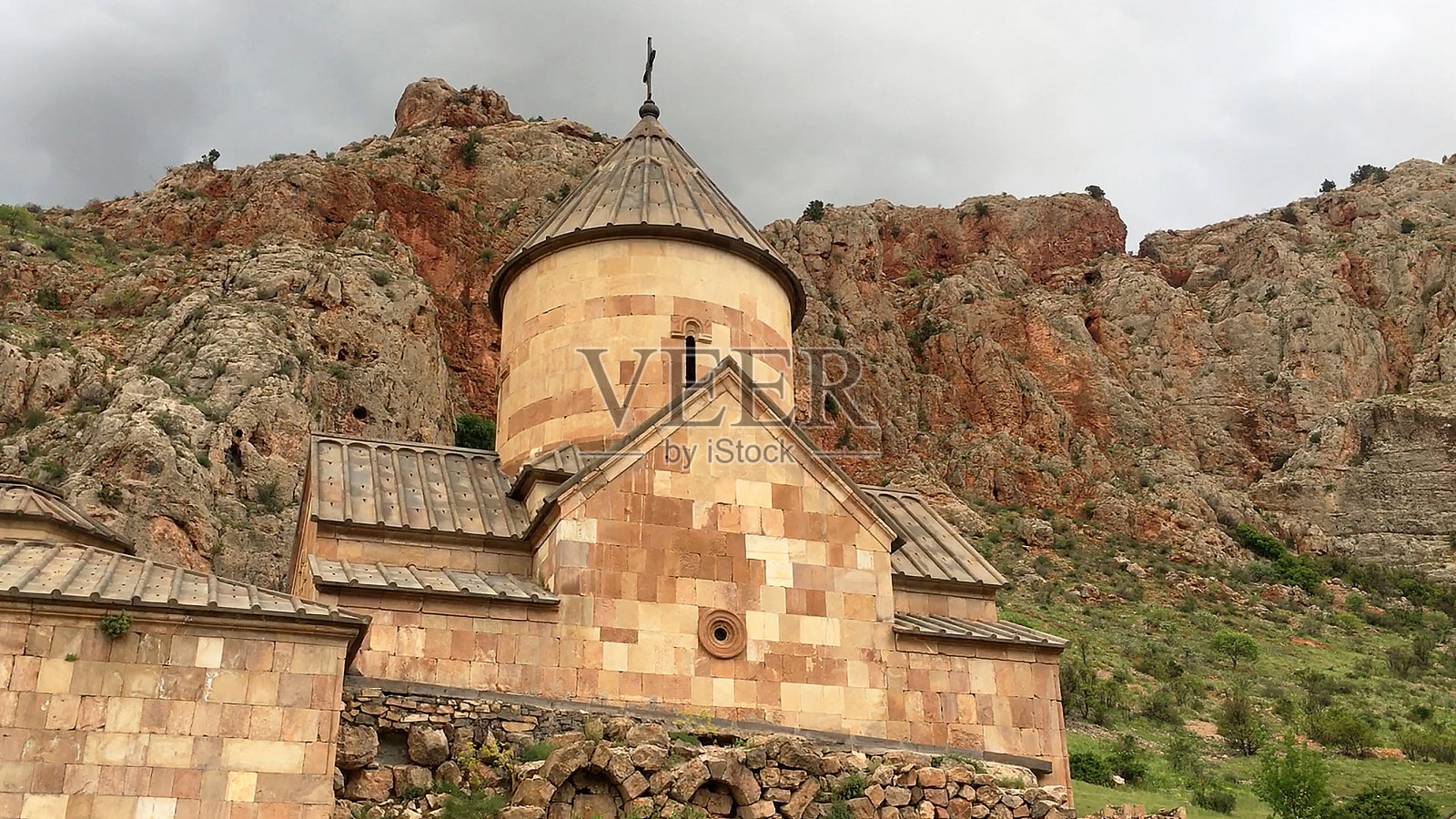 Noravank修道院的Surb Karapet教堂与山景的正面视图。照片摄影图片