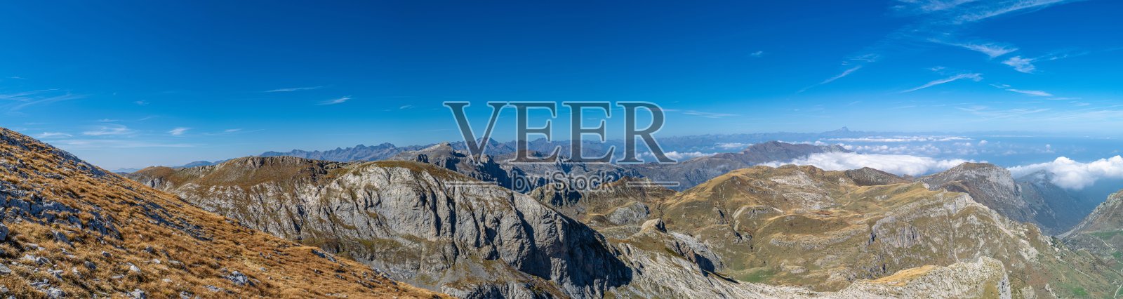 秋天在埃莱罗山谷徒步旅行，这是海上阿尔卑斯山脉的中心，位于西玛德尔塞林和维塔皮安巴罗尔之间照片摄影图片