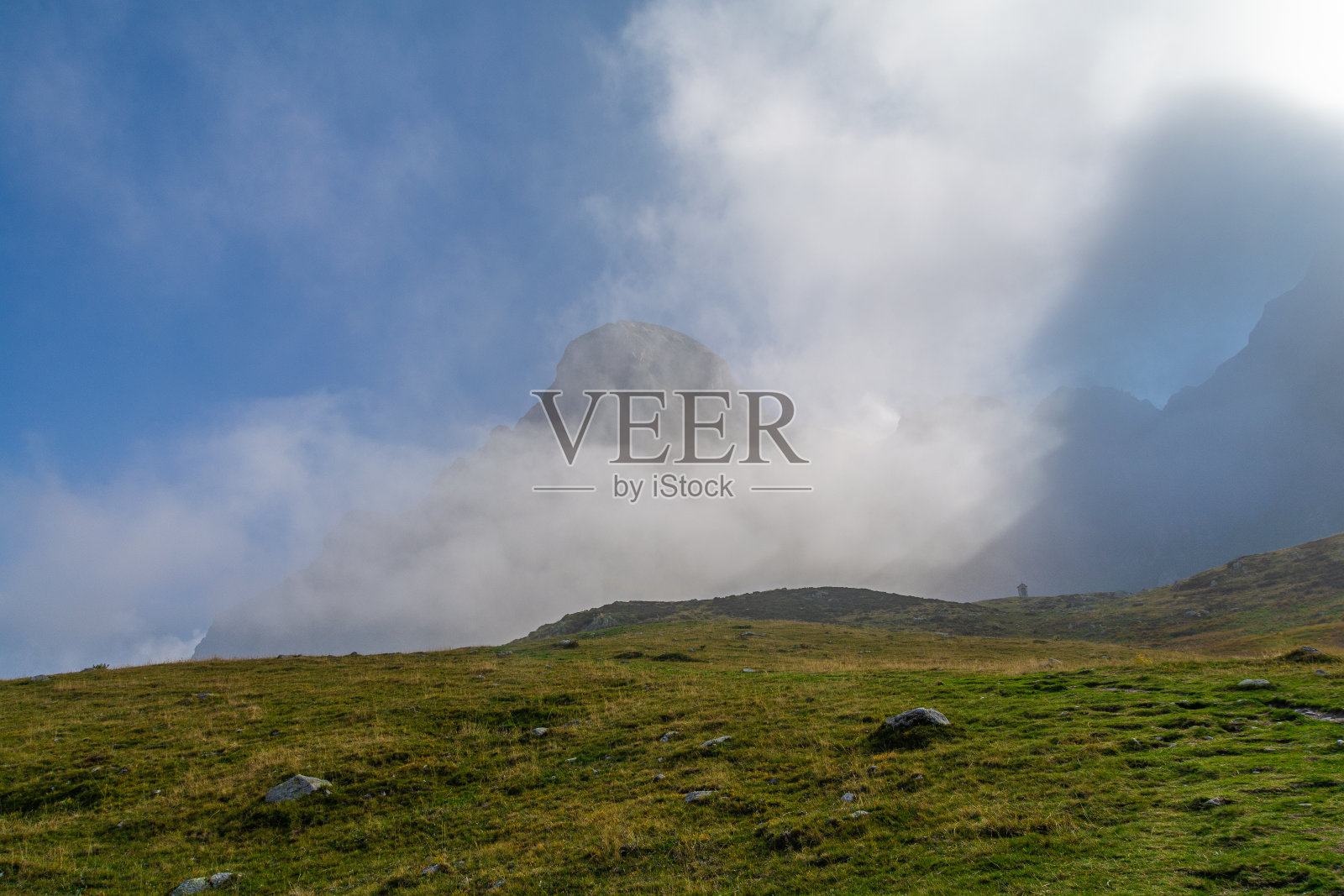 秋天在埃莱罗山谷徒步旅行，这是海上阿尔卑斯山脉的中心，位于西玛德尔塞林和维塔皮安巴罗尔之间照片摄影图片