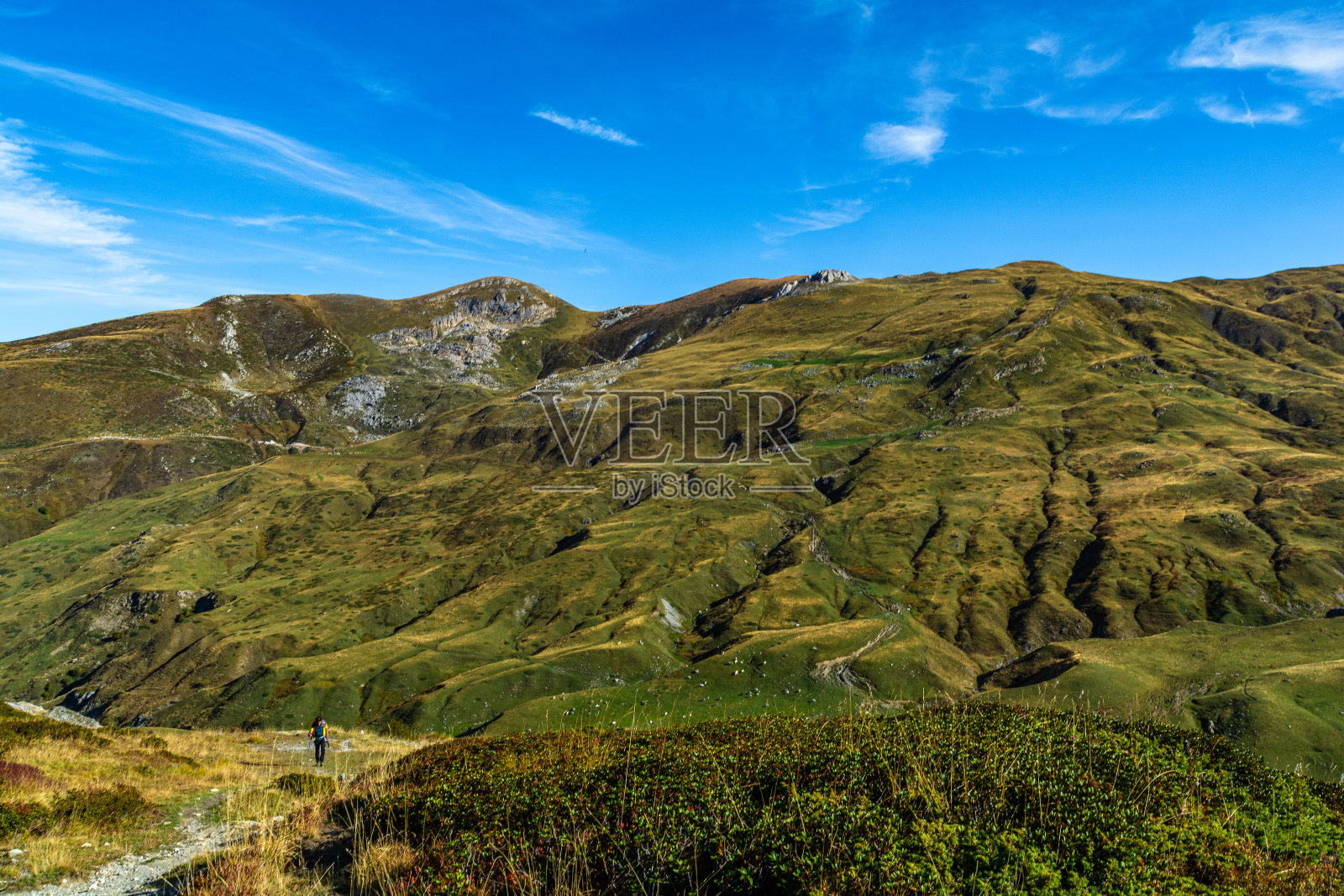 秋天在埃莱罗山谷徒步旅行，这是海上阿尔卑斯山脉的中心，位于西玛德尔塞林和维塔皮安巴罗尔之间照片摄影图片