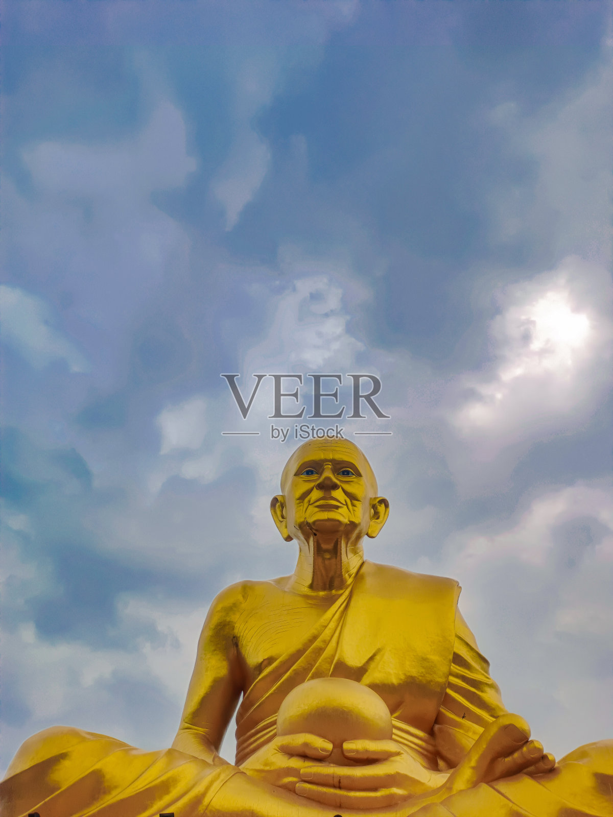 金碧辉煌的泰国金庙的照片唤起了一种深刻的精神敬畏感。照片摄影图片