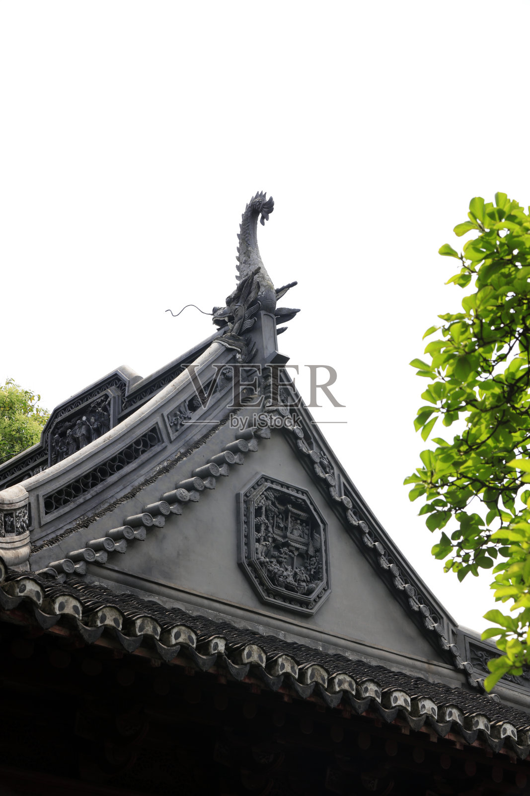 中国上海豫园屋顶上的古建筑雕塑照片摄影图片