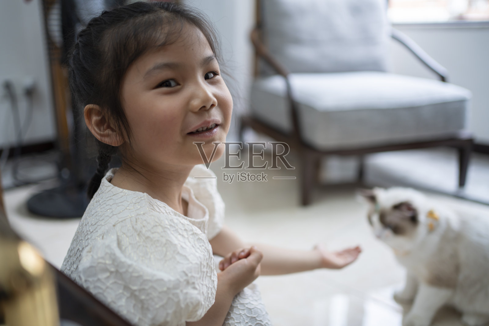 一个亚洲女孩和她的宠物猫的家庭生活照片摄影图片