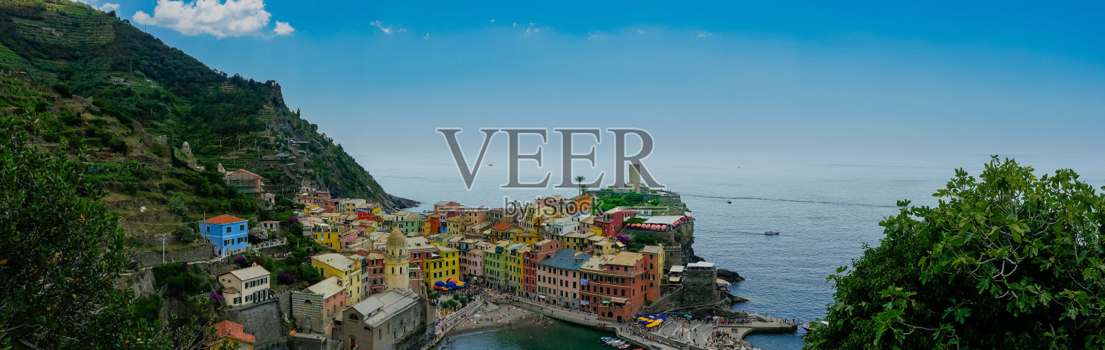 悬崖小镇韦尔纳扎的景色，这是意大利西海岸色彩斑斓的五渔村之一照片摄影图片