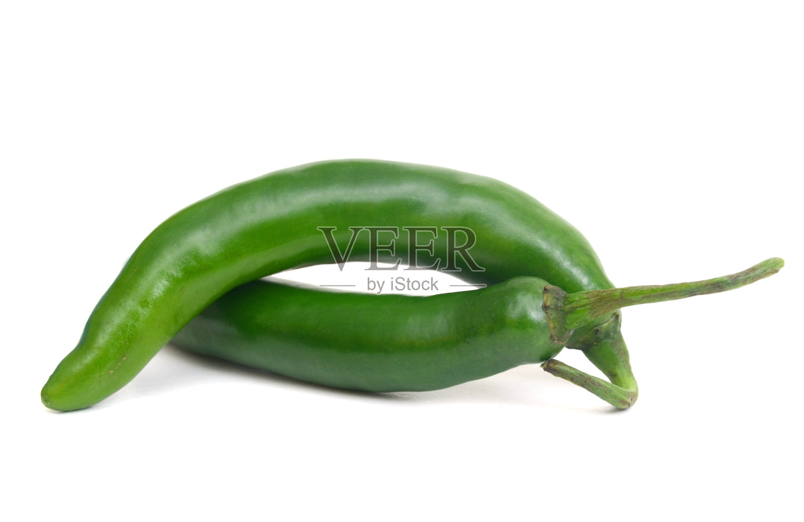 两个绿色的塞拉诺辣椒照片摄影图片