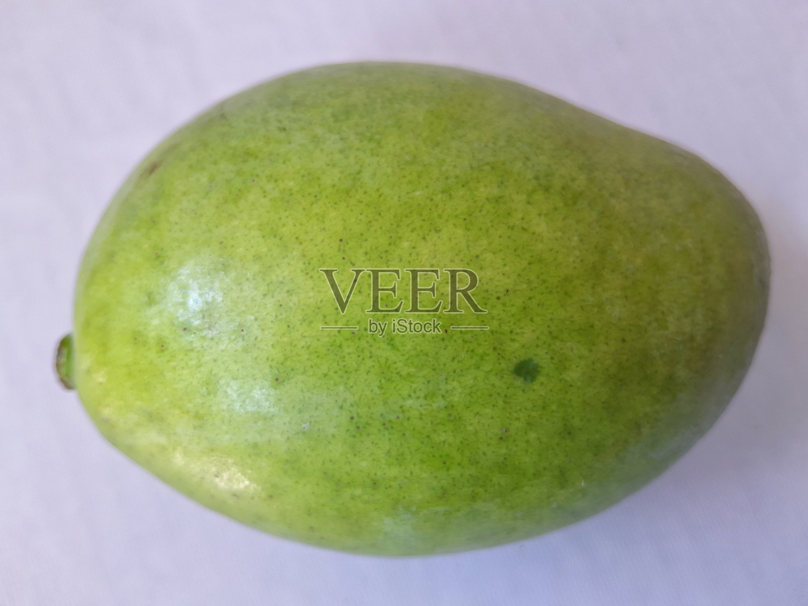 新鲜的、未成熟的青芒果。照片摄影图片