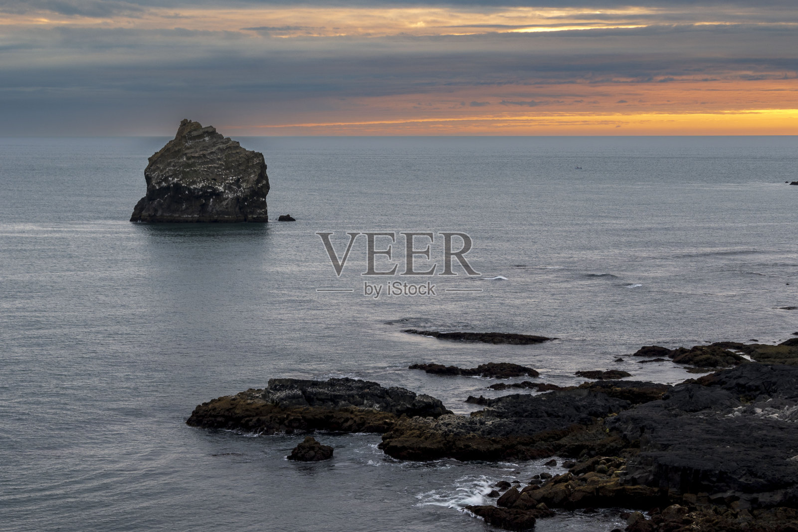 冰岛瓦拉努库尔的悬崖照片摄影图片